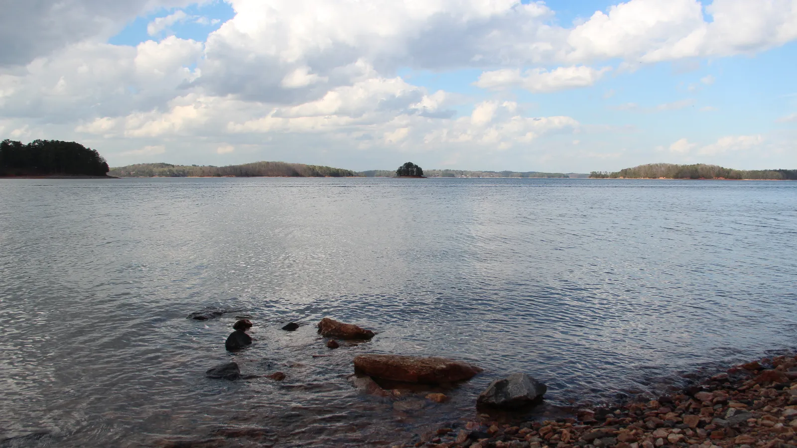 Clear water and red rocks along the shore of Lake Lanier